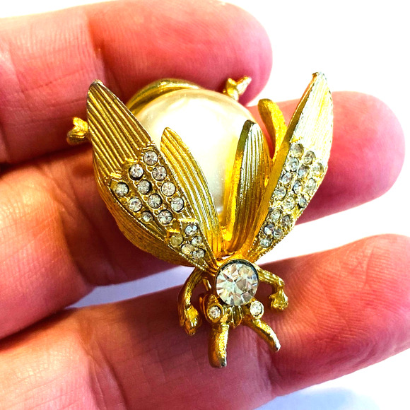 Vintage Mid Century Novelty Brooch Goldtone & Faux Pearl Bug Beetle Insect Pin - Picture 2 of 7